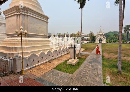 Giovane Monaco di Wat Suan Dok University in Chiang Rai, Thailandia Wat Phra Doi Suthep Foto Stock