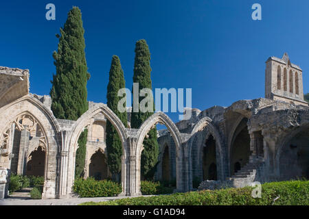 Il chiostro ed il campanile, Béllapais Abbey, la parte settentrionale di Cipro Foto Stock