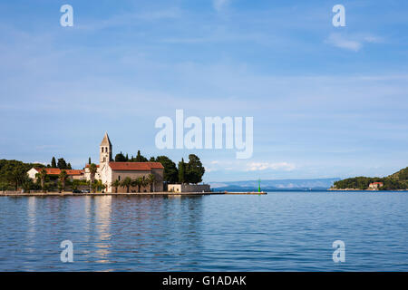 Il monastero francescano e la chiesa di San Girolamo sulla penisola di Prirovo, dalla città di Vis, Otok Vis, Croazia Foto Stock