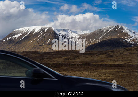 Auto che si affaccia sulle montagne scozzesi. Questo non è un'immagine composita. Foto Stock