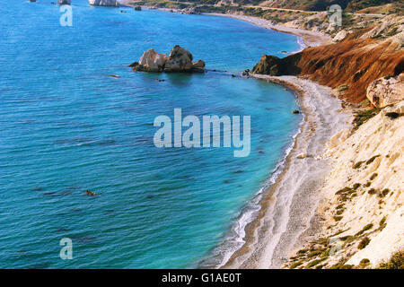 Petra tou Romiou spiaggia con roccia di Afrodite vicino a Paphos, Cipro Foto Stock