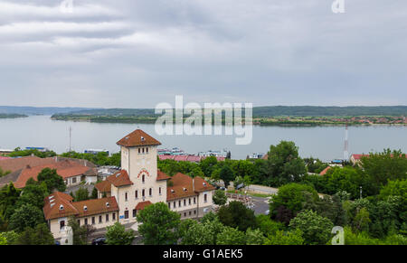 Città Drobeta-Turnu Severin, Romania, vista sul Danubio e il dipartimento dei vigili del fuoco Foto Stock