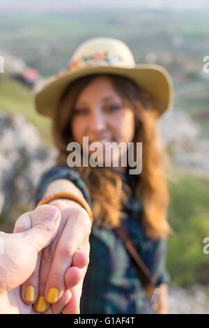 Prendi la mia mano. Paio di escursionisti tenendo le mani Foto Stock