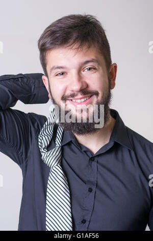 L uomo che sta provando una cravatta a strisce Foto Stock