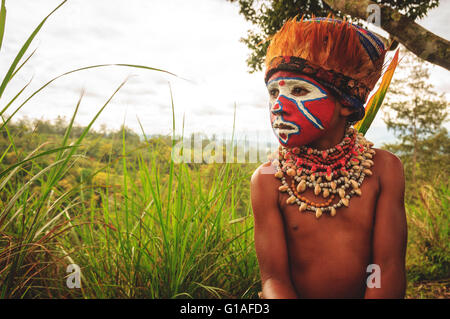 Tribù giovani stati nel villaggio Piaya, Papua Nuova Guinea Foto Stock