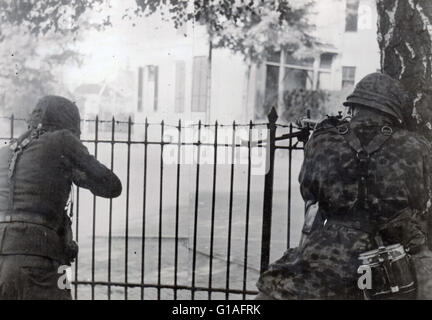 Waffen SS soldati fire un MG42 Mitragliatrice su Allied truppe aviotrasportate in Arnhem Holland sett 1944 Foto Stock