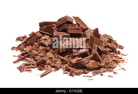 Pila di rotte e scaglie di pezzetti di cioccolato isolato su sfondo bianco. Foto Stock