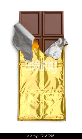 Aprire rip barra di cioccolato isolato su sfondo bianco. Foto Stock