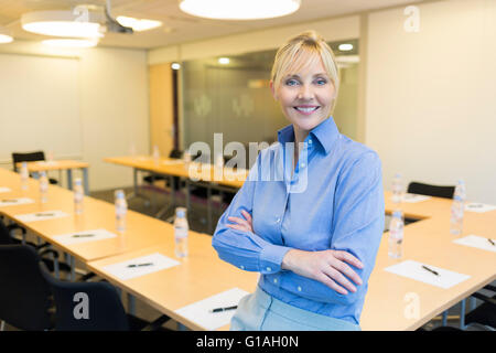 Ritratto di sorridente bella donna d'affari in sala riunioni Foto Stock