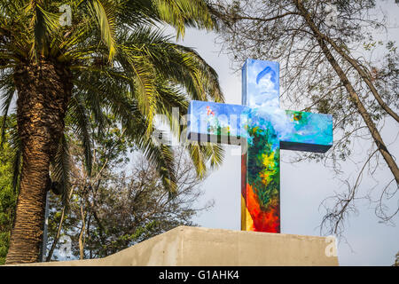 Un colorato decorativo a croce la chiesa dell Immacolata Concezione di San Cristobal Hill a Santiago del Cile, America del Sud. Foto Stock