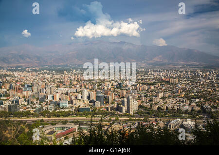 Lo skyline della città con nuvole sopra le montagne delle Ande a Santiago del Cile, America del Sud. Foto Stock