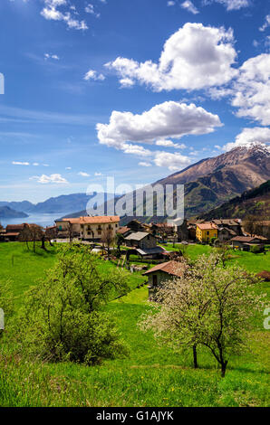 Peglio (Lago di Como) panorama con Chiesa di S. Eusebio e Vittore Foto Stock