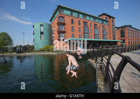 Bambini locali giocare in funzione dell'acqua presso officine del gas percorso, officine del gas sito, Belfast County Antrim, Irlanda del Nord Foto Stock