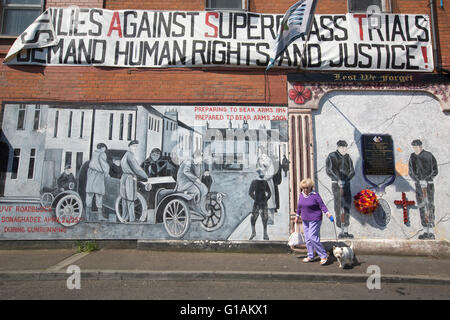 Ulster Volunteer Force murale, nel cuore della comunità protestante su Shankill Road zona di Belfast, Irlanda del Nord, Regno Unito Foto Stock