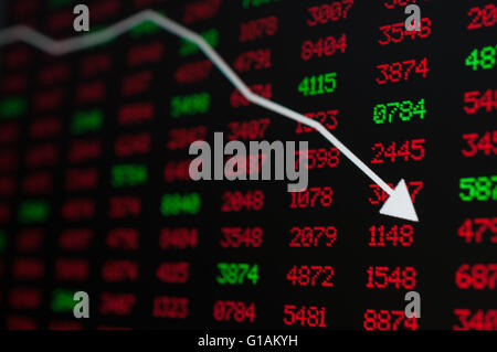 Il mercato azionario - freccia grafico andando giù sul display con il rosso e il verde nelle figure Foto Stock