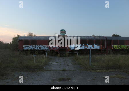 Ingresso di un ristorante abbandonato in Wackerow vicino a Greifswald, Mecklenburg-Vorpommern, Greifswald. Essa era situata nella vecchia trai Foto Stock