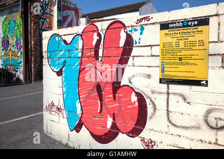 Parcheggio Webb occhio guardando con Art Graffiti su Cookson Street car park pareti parte del Re-style Progetto di Blackpool, Lancashire, Regno Unito Foto Stock