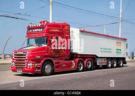 Scania Super T500 parcheggiata sul lungomare di Blackpool mentre il conducente prende selfie. Foto Stock