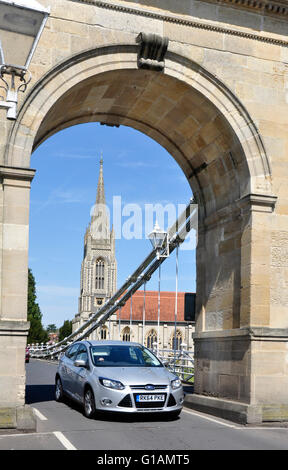 Bucks - Marlow sul Tamigi - vista al di sotto del ponte di sospensione arch - traffico emergenti - sfondo chiesa di Tutti i Santi - molla subshine Foto Stock