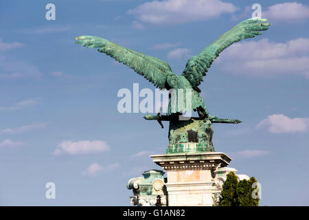 Mitico uccello Turul staute di bronzo da (Gyula Donáth, 1905) contro un cielo blu con nuvole cumulus in Collina del Castello di Budapest, Ungheria. Foto Stock