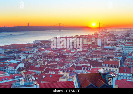 Paesaggio urbano di Lisbona con il sole nel cielo di tramonto. Portogallo Foto Stock