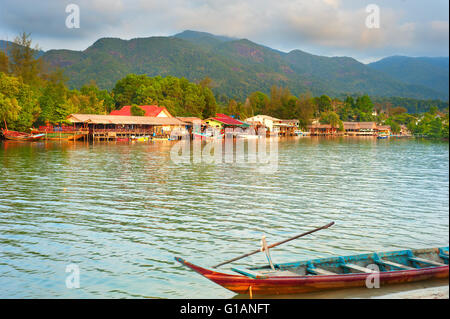 Thailandia tipico villaggio galleggiante sul fiume Foto Stock