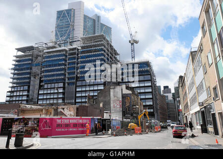 Appartamenti di lusso "The Stage" in costruzione sul sito del Curtain Theatre Shoreditch di William Shakespeare a Londra EC2 Inghilterra Regno Unito KATHY DEWITT Foto Stock