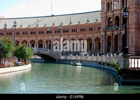 I turisti in barca a remi davanti a Plaza de Espana a Siviglia Foto Stock