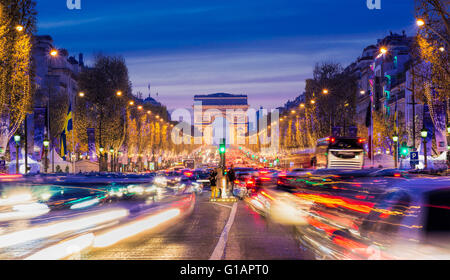 Avenue des Champs Elysees con luci di Natale che conduce fino all'Arc de Triomphe a Parigi, Francia Foto Stock