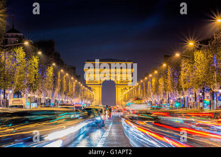 Avenue des Champs Elysees con luci di Natale che conduce fino all'Arc de Triomphe a Parigi, Francia Foto Stock