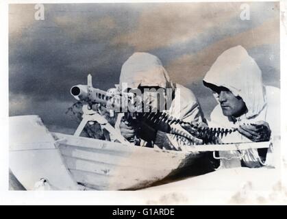 I soldati della Wehrmacht in bianco inverno Camouflage Fire un MG42 Mitragliatrice da una slitta nel gennaio 1945 sul fronte occidentale Foto Stock