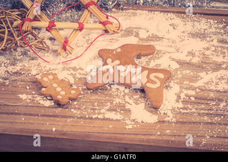 Decorazione per albero di natale con biscotti fatti in casa su una scheda Foto Stock