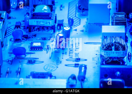 Scheda di microcircuito con chip e condensatori in colore blu Foto Stock