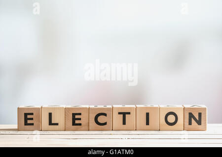 Segno di elezione fatta di blocchi di legno su un tavolo Foto Stock