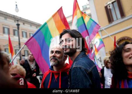 Roma, Italia. 11 Maggio, 2016. Roma 11 Maggio 2016. Dimostrazione per i diritti civili mentre alla camera inferiore avviene la votazione finale per le unioni civili. Credito: Insidefoto/Alamy Live News Foto Stock