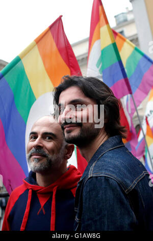 Roma, Italia. 11 Maggio, 2016. Roma 11 Maggio 2016. Dimostrazione per i diritti civili mentre alla camera inferiore avviene la votazione finale per le unioni civili. Credito: Insidefoto/Alamy Live News Foto Stock