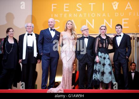 Cannes, Francia. 11 Maggio, 2016. Direttore Woody Allen (3R) e membri del cast Blake Lively (C), Kristen Stewart (2R), Corey Stoll (3 L) e Jesse Eisenberg (1R) del film di apertura Cafe Society pone sul tappeto rosso prima dell'apertura della 69a Cannes Film Festival di Cannes, Francia, il 11 maggio 2016. La sessantanovesima Cannes Film Festival si terrà dal 11 maggio al 22. Credito: Jin Yu/Xinhua/Alamy Live News Foto Stock