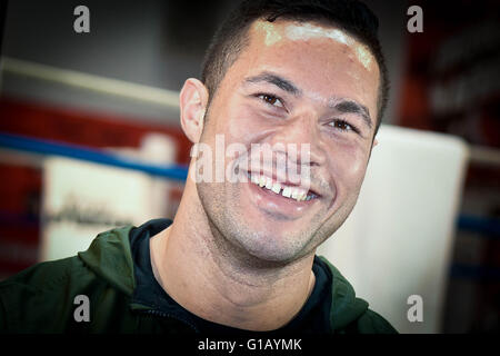 Auckland, Nuova Zelanda. Il 12 maggio 2016. Joseph Parker parla ai media nel corso di un colloquio in vista dei prossimi Joseph Parker versus Carlos Takam IBF Eliminatore titolo di pugilato bout a Vodafone Eventi Centro di Auckland in questo mese. Il vincitore è garantito un titolo mondiale tiro contro British sensazione, Anthony Joshua. Joseph Parker è una nuova zelanda nato boxer professionale della discesa di Samoa chi detiene attualmente il WBO Orientali e OPBF regionale titoli pesante. Credito: Shirley Kwok/Pacific Press/Alamy Live News Foto Stock