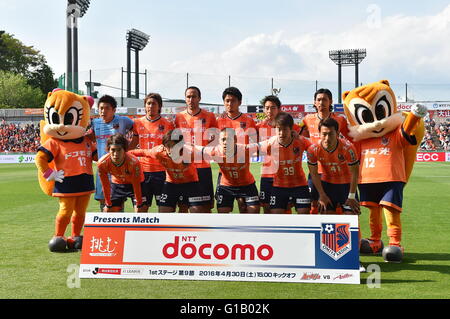 Omiya Ardija gruppo team line-up, 30 aprile 2016 - Calcio : Omiya Ardija giocatori (riga superiore - L a R) Nobuhiro Kato, Shigeru Yokotani, Dragan Mrdja, Hiroyuki Komoto, Shin Kanazawa, Kosuke Kikuchi, (riga inferiore - L a R) Ataru Esaka, Takuya Wada, Ryo Okui, Jin Izumisawa e Akihiro Ienaga posano per una foto del team con la mascotte del club 'Ardi'(R) e 'Míýá'(L) prima del 2016 J1 League 1 stadio match tra Omiya Ardija 0-0 Kashima palchi a NACK5 Stadium Omiya a Saitama, Giappone. (Foto di AFLO) Foto Stock