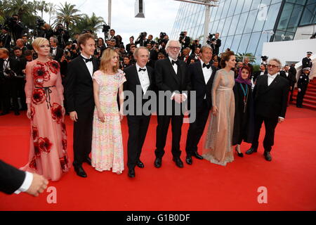 Cannes, Francia. 11 Maggio, 2016. I membri della giuria Kirsten Dunst (l-r), Laszlo Nemes, Vanessa Paradis, Arnaud Desplechin, Donald Sutherland, Mads Mikkelsen, Valeria Golino, Katayoon Shahabi e George Miller frequentare la premiere mondiale di Cafe Society e la serata di apertura di gala la sessantanovesima annuale di Cannes Film Festival presso il Palais des Festivals a Cannes, Francia, il 11 maggio 2016. Credito: dpa picture alliance/Alamy Live News Foto Stock