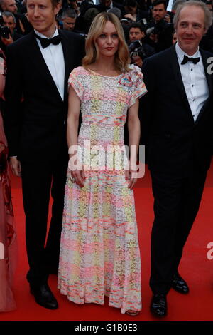 Cannes, Francia. 11 Maggio, 2016. I membri della giuria Laszlo Nemes (l), Vanessa Paradis e Arnaud Desplechin frequentare la premiere mondiale di Cafe Society e la serata di apertura di gala la sessantanovesima annuale di Cannes Film Festival presso il Palais des Festivals a Cannes, Francia, il 11 maggio 2016. Credito: dpa picture alliance/Alamy Live News Foto Stock