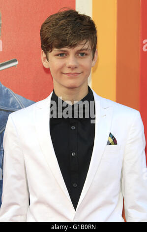 Hollywood, California. Il 10 maggio, 2016. Ty Simpkins assiste la premiere del 'Nice Guys' a TCL teatro cinese il 10 maggio 2016 in Hollywood, la California. | Verwendung weltweit © dpa/Alamy Live News Foto Stock