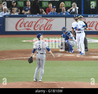 Toronto, Ontario, Canada. Il 6 maggio, 2016. Kenta Maeda (Dodgers) MLB : Kenta Maeda del Los Angeles Dodgers fornisce fino a due-run home run per Jose Bautista del Toronto Blue Jays nella sesta inning durante il Major League Baseball gioco presso il Rogers Centre a Toronto, Ontario, Canada . © AFLO/Alamy Live News Foto Stock