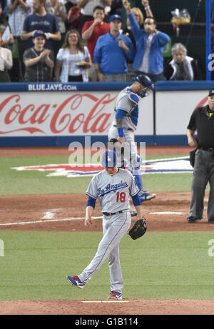 Toronto, Ontario, Canada. Il 6 maggio, 2016. Kenta Maeda (Dodgers) MLB : Kenta Maeda del Los Angeles Dodgers reagisce dopo aver dato fino a due-run home run nella sesta inning durante il Major League Baseball gioco presso il Rogers Centre a Toronto, Ontario, Canada . © AFLO/Alamy Live News Foto Stock