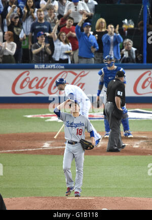 Toronto, Ontario, Canada. Il 6 maggio, 2016. Kenta Maeda (Dodgers) MLB : Kenta Maeda del Los Angeles Dodgers reagisce dopo aver dato fino a due-run home run nella sesta inning durante il Major League Baseball gioco presso il Rogers Centre a Toronto, Ontario, Canada . © AFLO/Alamy Live News Foto Stock