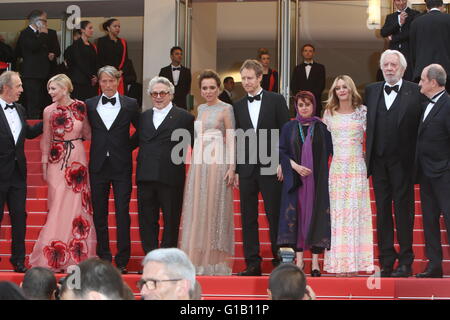 Cannes, Francia. 11 Maggio, 2016. I membri della giuria Arnaud Desplechin, Kirsten Dunst, Mads Mikkelsen, Georges Mille, Valeria Golino, Laszlo Nemes, Katayoon Shahabi, Vanessa Paradis, Donald Sutherland e presidente del festival Pierre Lescure frequentare la premiere mondiale di Cafe Society e la serata di apertura di gala la sessantanovesima annuale di Cannes Film Festival presso il Palais des Festivals a Cannes, Francia, il 11 maggio 2016. Credito: dpa picture alliance/Alamy Live News Foto Stock