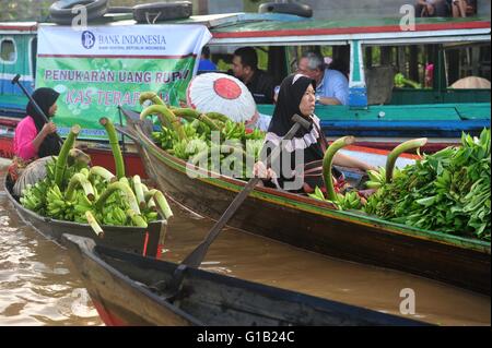 A sud di Kalimantan, Indonesia. Il 12 maggio 2016. Donne indonesiane in barche di legno vendono frutta fresca e verdura presso il Lok Baintan mercato galleggiante di Banjar, Sud provincia del Kalimantan, Indonesia, 12 maggio 2016. Credito: Zulkarnain/Xinhua/Alamy Live News Foto Stock