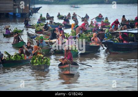 A sud di Kalimantan, Indonesia. Il 12 maggio 2016. Donne indonesiane in barche di legno vendono frutta fresca e verdura presso il Lok Baintan mercato galleggiante di Banjar, Sud provincia del Kalimantan, Indonesia, 12 maggio 2016. Credito: Zulkarnain/Xinhua/Alamy Live News Foto Stock