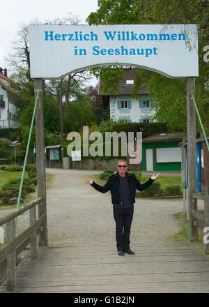 Seeshaupt, Germania. Il 10 maggio, 2016. dpa esclusivo - Tico Torres, batterista del gruppo Bon Jovi, raffigurato in Seeshaupt, Germania, 10 maggio 2016. Foto: Ursula Dueren/dpa/Alamy Live News Foto Stock