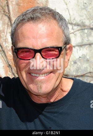 Seeshaupt, Germania. Il 10 maggio, 2016. dpa esclusivo - Tico Torres, batterista del gruppo Bon Jovi, sorrisi come egli fa parte di un sistema di video riprese per la sua collezione di moda "Rock Star Baby' in Seeshaupt, Germania, 10 maggio 2016. Foto: Ursula Dueren/dpa/Alamy Live News Foto Stock